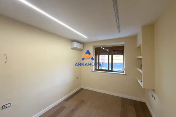 Shtepi ne shitje Apartament ne Tirane, Garsoniere, Mobilimi Bosh, pa mobiluar, Pagesa 78,000  Euro.