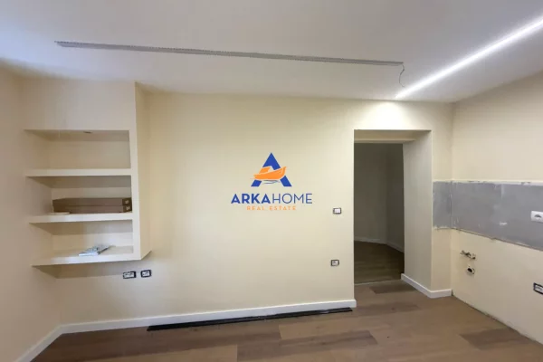 Shtepi ne shitje Apartament ne Tirane, Garsoniere, Mobilimi Bosh, pa mobiluar, Pagesa 78,000  Euro.