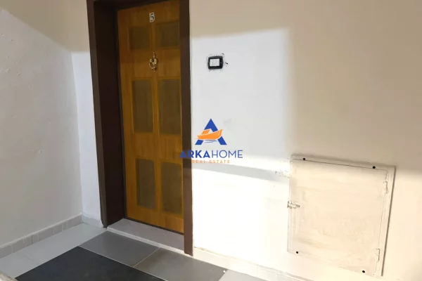 Shtepi ne shitje Apartament ne Tirane, Garsoniere, Mobilimi Bosh, pa mobiluar, Pagesa 78,000  Euro.