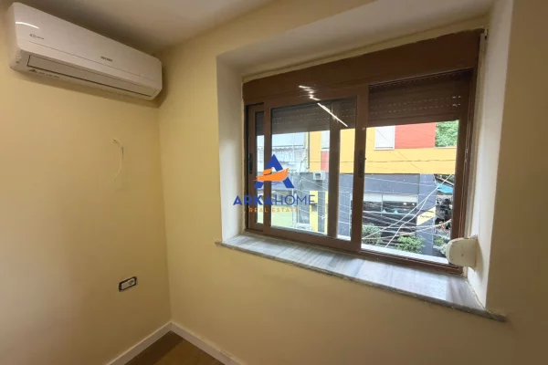 Shtepi ne shitje Apartament ne Tirane, Garsoniere, Mobilimi Bosh, pa mobiluar, Pagesa 78,000  Euro.
