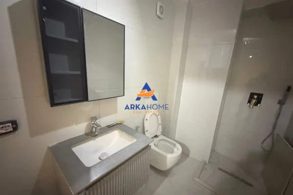 Shtepi ne shitje Apartament ne Tirane, Garsoniere, Mobilimi Bosh, pa mobiluar, Pagesa 78,000  Euro.