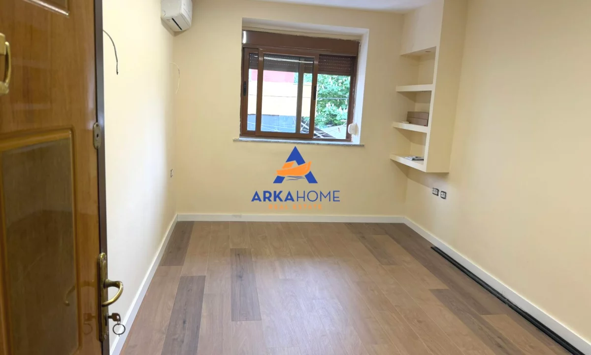 Shtepi ne shitje Apartament ne Tirane, Garsoniere, Mobilimi Bosh, pa mobiluar, Pagesa 78,000  Euro.