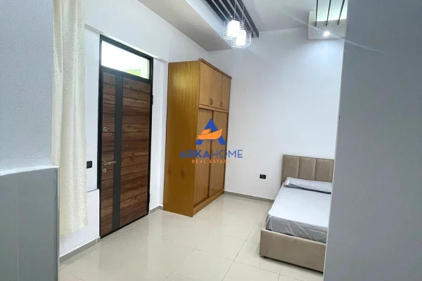 Shtepi me qera Apartament ne Tirane, Garsoniere, Mobilimi Pjeserisht e mobiluar, Pagesa 350  Euro.