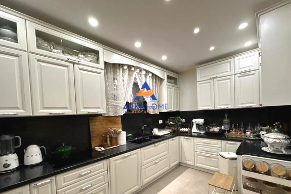 Shtepi ne shitje Apartament ne Tirane, 3+1, Mobilimi E mobiluar, Pagesa 365,000  Euro.