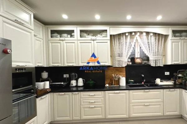 Shtepi ne shitje Apartament ne Tirane, 3+1, Mobilimi E mobiluar, Pagesa 365,000  Euro.