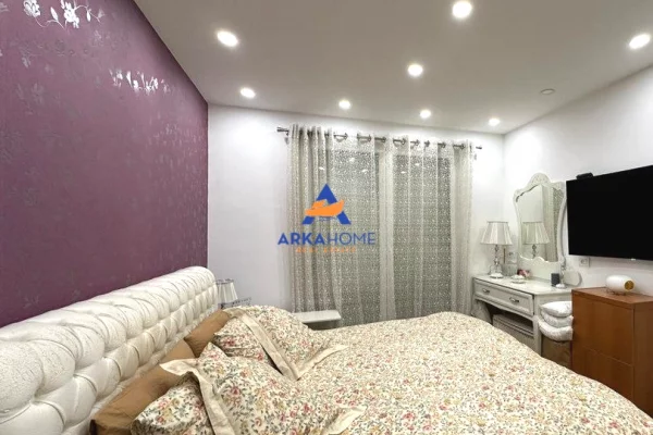 Shtepi ne shitje Apartament ne Tirane, 3+1, Mobilimi E mobiluar, Pagesa 365,000  Euro.