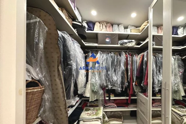 Shtepi ne shitje Apartament ne Tirane, 3+1, Mobilimi E mobiluar, Pagesa 365,000  Euro.