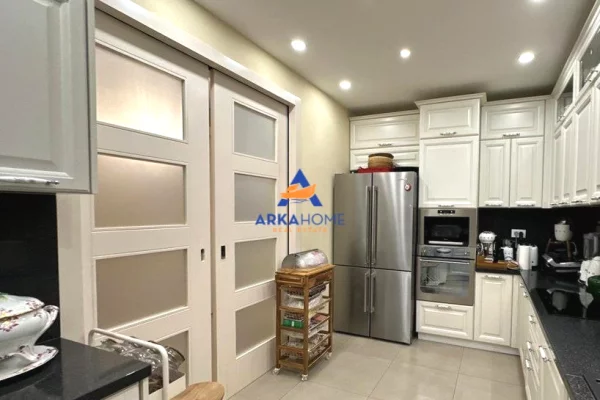 Shtepi ne shitje Apartament ne Tirane, 3+1, Mobilimi E mobiluar, Pagesa 365,000  Euro.