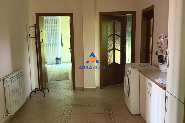 Shtepi me qera 2+1 ne Tirane - 800 Euro