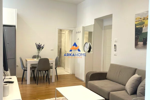 JEPET APARTAMENT ME QERA 2+1 "MBRAPA HOTEL COLOSSEO" 800 EURO
