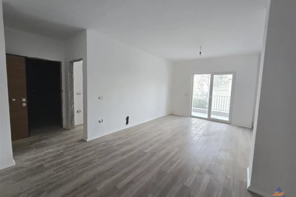 Shtepi ne shitje Apartament ne Tirane, 1+1, Mobilimi Bosh, pa mobiluar, Pagesa 130,000  Euro.