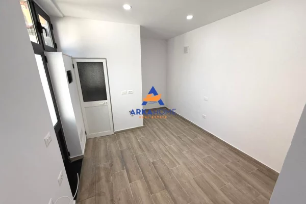 JEPET OBJEKT ME QERA 60M2 "RRUGA TODI SHKURTI , ALI DEM" 80000 LEKE