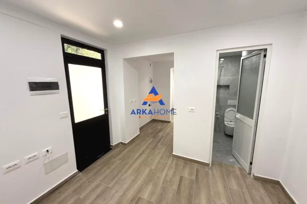 JEPET OBJEKT ME QERA 60M2 "RRUGA TODI SHKURTI , ALI DEM" 80000 LEKE
