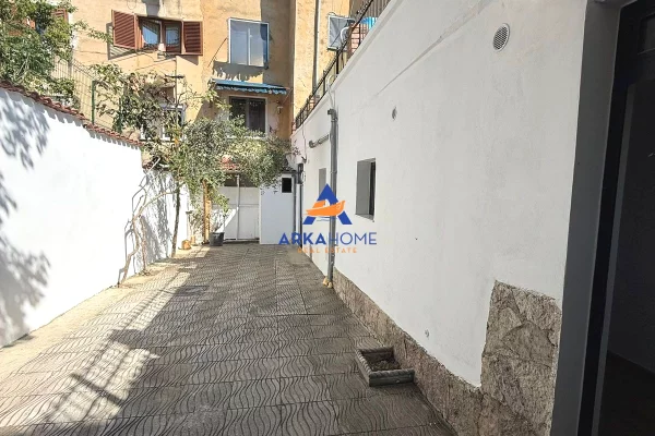 JEPET OBJEKT ME QERA 60M2 "RRUGA TODI SHKURTI , ALI DEM" 80000 LEKE