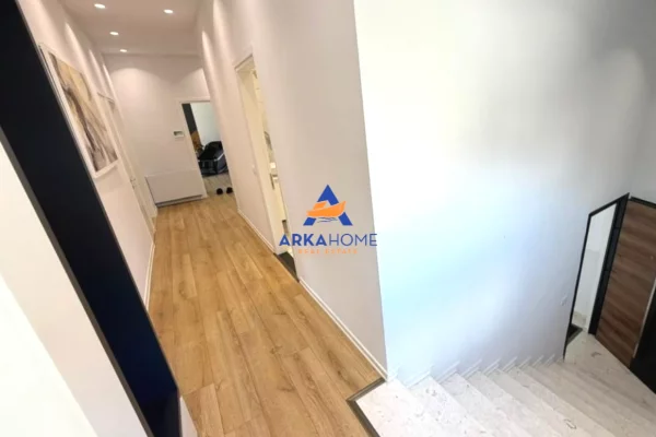 Shtepi me qera Vila Luksoze ne Tirane, 3+1, Mobilimi E mobiluar, Pagesa 1,500  Euro.