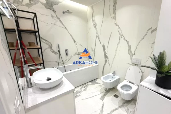 Shtepi me qera Vila Luksoze ne Tirane, 3+1, Mobilimi E mobiluar, Pagesa 1,500  Euro.