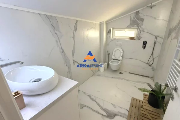 Shtepi me qera Vila Luksoze ne Tirane, 3+1, Mobilimi E mobiluar, Pagesa 1,500  Euro.