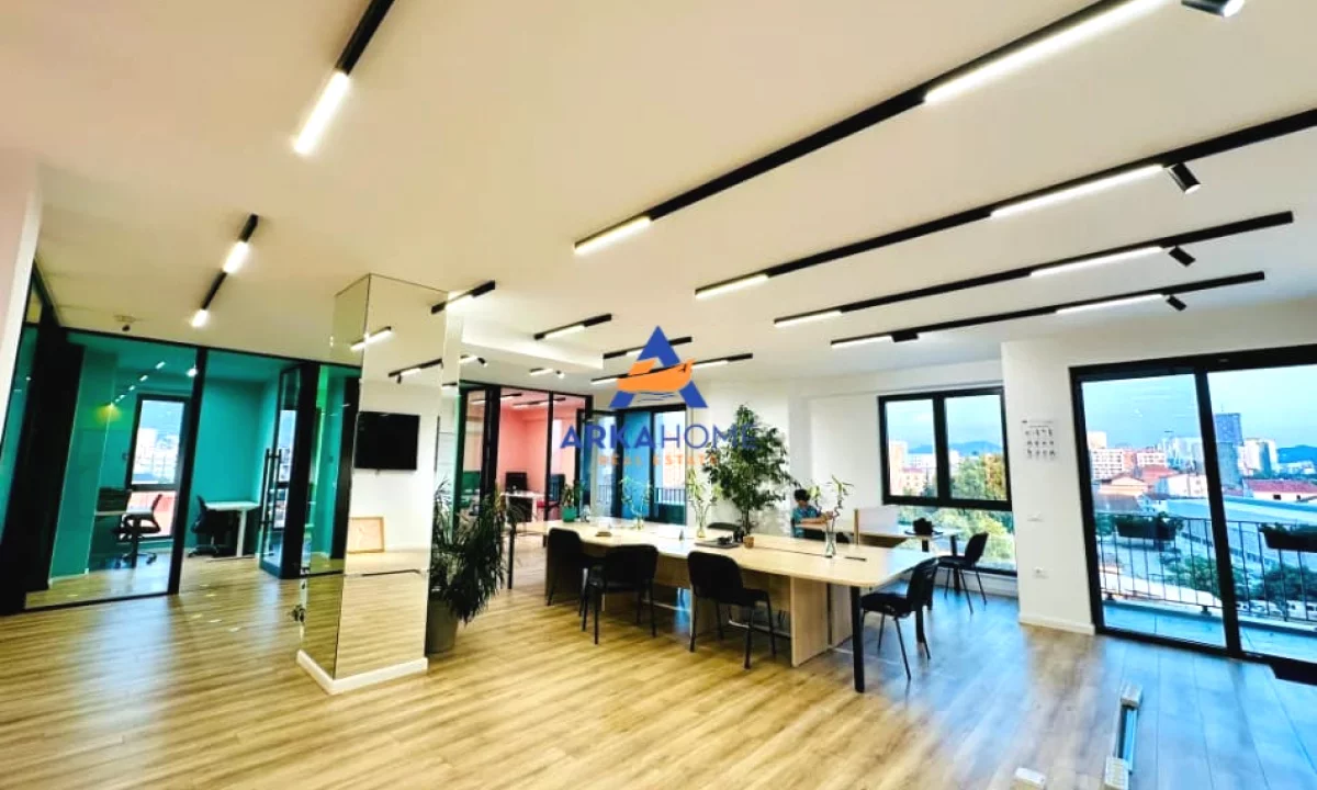 JEPET ME QERA AMBJENT ZYRE 220M2 "BULEVARDI I RI" 1700 EURO