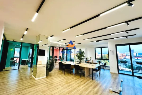 JEPET ME QERA AMBJENT ZYRE 220M2 "BULEVARDI I RI" 1700 EURO