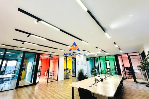 JEPET ME QERA AMBJENT ZYRE 220M2 "BULEVARDI I RI" 1700 EURO
