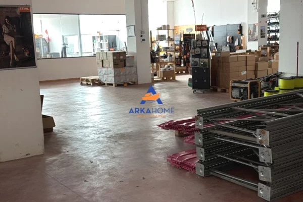 JEPET MAGAZINE ME QERA 1000 M2 "MBIKALIMI I RINASIT , AFER MERCEDES BENZ" 5000 EURO