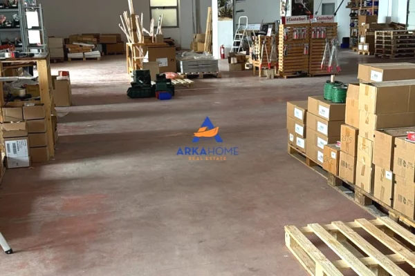 JEPET MAGAZINE ME QERA 1000 M2 "MBIKALIMI I RINASIT , AFER MERCEDES BENZ" 5000 EURO