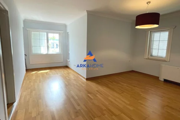 Shtepi me qera Apartament ne Tirane, 3+1, Mobilimi Bosh, pa mobiluar, Pagesa 3,995  Euro.