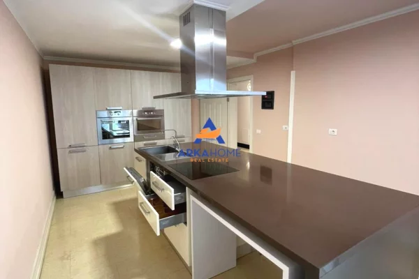 Shtepi me qera Apartament ne Tirane, 3+1, Mobilimi Bosh, pa mobiluar, Pagesa 3,995  Euro.