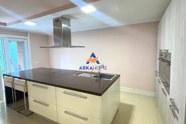 Shtepi me qera Apartament ne Tirane, 3+1, Mobilimi Bosh, pa mobiluar, Pagesa 3,995  Euro.