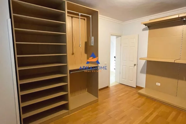Shtepi me qera Apartament ne Tirane, 3+1, Mobilimi Bosh, pa mobiluar, Pagesa 3,995  Euro.