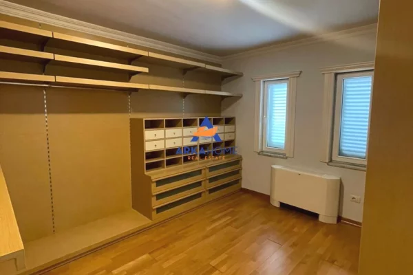 Shtepi me qera Apartament ne Tirane, 3+1, Mobilimi Bosh, pa mobiluar, Pagesa 3,995  Euro.