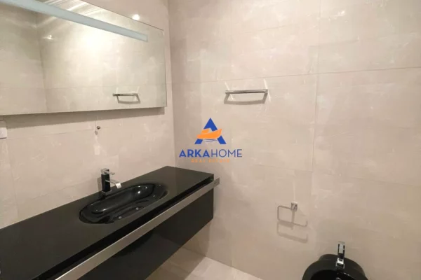Shtepi me qera Apartament ne Tirane, 3+1, Mobilimi Bosh, pa mobiluar, Pagesa 3,995  Euro.