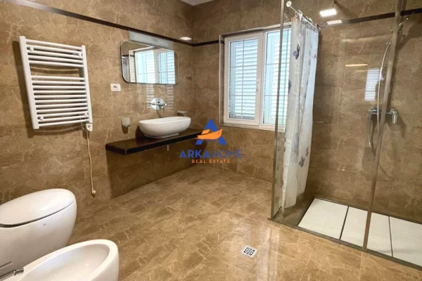 Shtepi me qera Apartament ne Tirane, 3+1, Mobilimi Bosh, pa mobiluar, Pagesa 3,995  Euro.