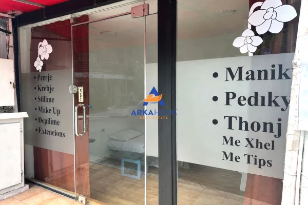 JEPET DYQAN ME QERA 10M2 "PRAPA AMBASADES AMERIKANE, TIRANE" 250 EURO