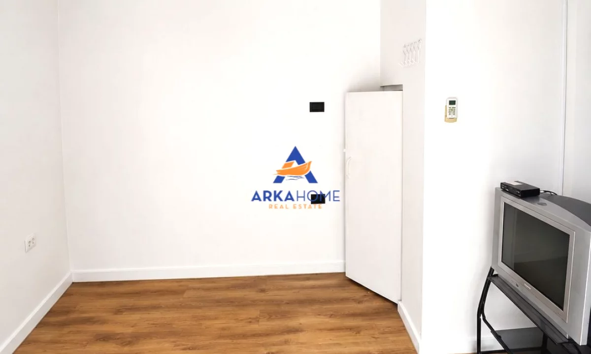 JEPET DYQAN ME QERA 10M2 "PRAPA AMBASADES AMERIKANE, TIRANE" 250 EURO