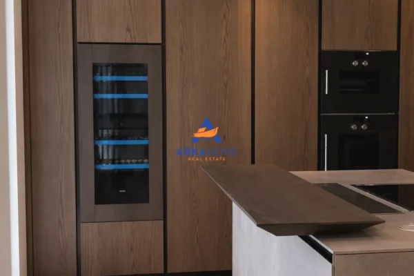 Shtepi ne shitje Apartament ne Tirane, 4+1, Mobilimi Bosh, pa mobiluar, Pagesa 1,800,000  Euro.