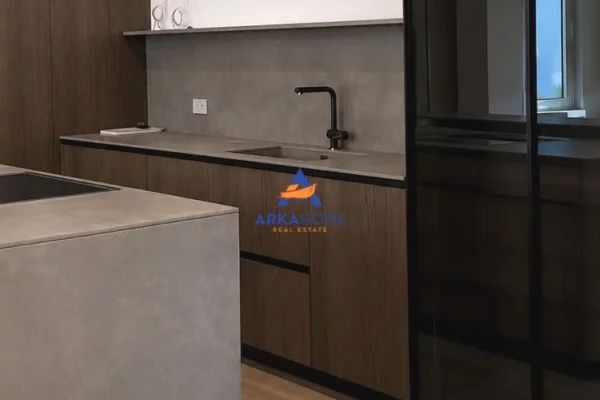 Shtepi ne shitje Apartament ne Tirane, 4+1, Mobilimi Bosh, pa mobiluar, Pagesa 1,800,000  Euro.