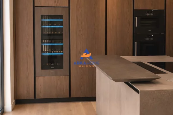 Shtepi ne shitje Apartament ne Tirane, 4+1, Mobilimi Bosh, pa mobiluar, Pagesa 1,800,000  Euro.