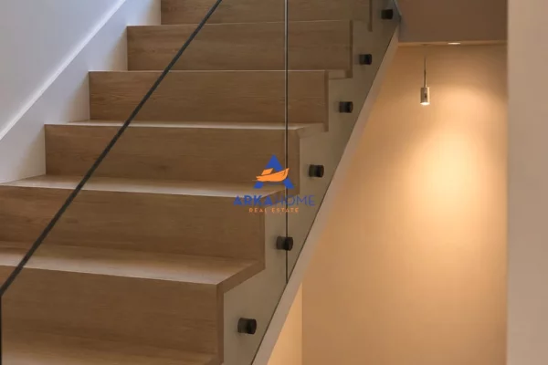 Shtepi ne shitje Apartament ne Tirane, 4+1, Mobilimi Bosh, pa mobiluar, Pagesa 1,800,000  Euro.