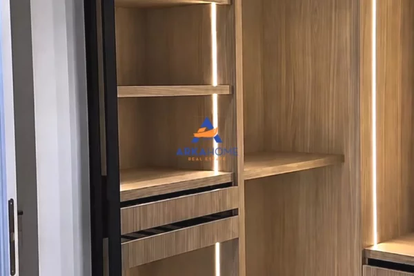 Shtepi ne shitje Apartament ne Tirane, 4+1, Mobilimi Bosh, pa mobiluar, Pagesa 1,800,000  Euro.