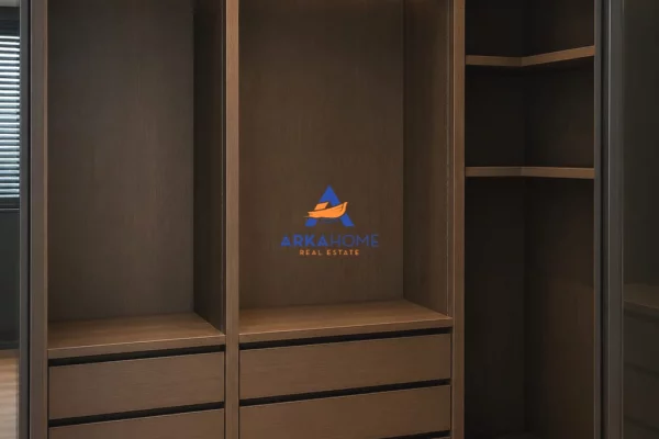 Shtepi ne shitje Apartament ne Tirane, 4+1, Mobilimi Bosh, pa mobiluar, Pagesa 1,800,000  Euro.