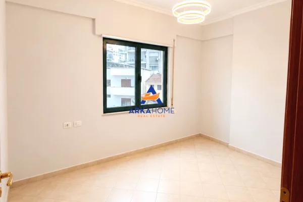 Shtepi ne shitje Apartament ne Tirane, 2+1, Mobilimi Bosh, pa mobiluar, Pagesa 155,000  Euro.