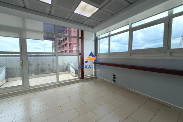 JEPET AMBIENT ZYRASH ME QERA 450 M2 "GALERIA ROMA, RRUGA E KAVAJES" 6000 EURO