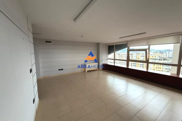 JEPET AMBIENT ZYRASH ME QERA 450 M2 "GALERIA ROMA, RRUGA E KAVAJES" 6000 EURO