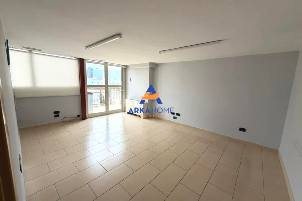 JEPET AMBIENT ZYRASH ME QERA 450 M2 "GALERIA ROMA, RRUGA E KAVAJES" 6000 EURO