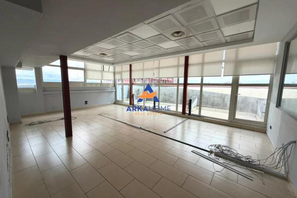 JEPET AMBIENT ZYRASH ME QERA 450 M2 "GALERIA ROMA, RRUGA E KAVAJES" 6000 EURO