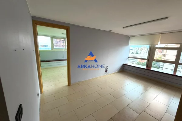 JEPET AMBIENT ZYRASH ME QERA 450 M2 "GALERIA ROMA, RRUGA E KAVAJES" 6000 EURO