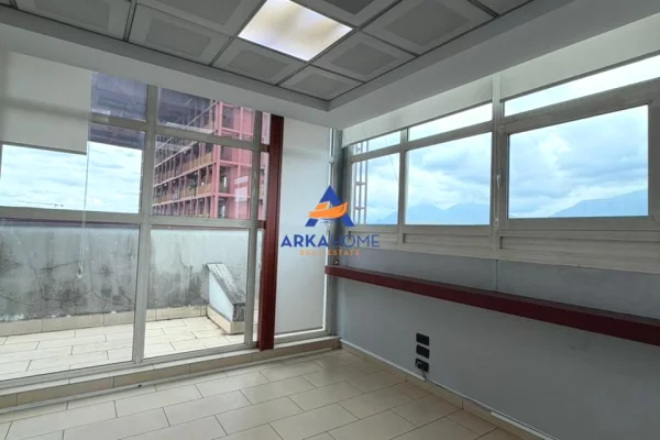 JEPET AMBIENT ZYRASH ME QERA 450 M2 "GALERIA ROMA, RRUGA E KAVAJES" 6000 EURO