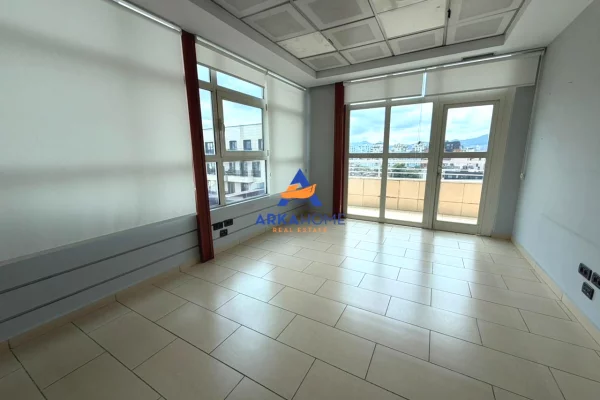 JEPET AMBIENT ZYRASH ME QERA 450 M2 "GALERIA ROMA, RRUGA E KAVAJES" 6000 EURO