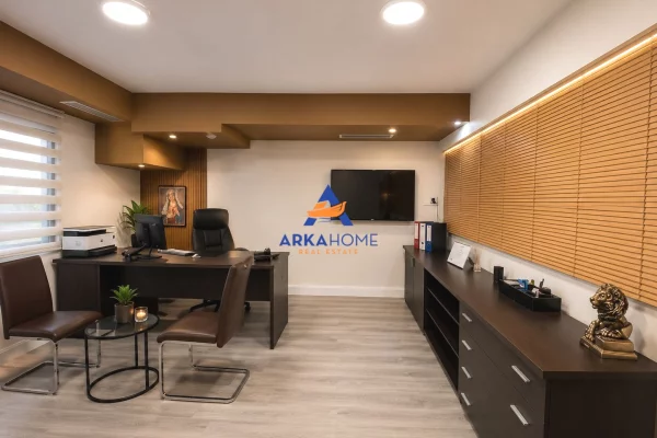 JEPET AMBIENT ZYRE/BIZNESI ME QERA 200M2 "TE SHKOLLA PETRO NINI" 3500 EURO
